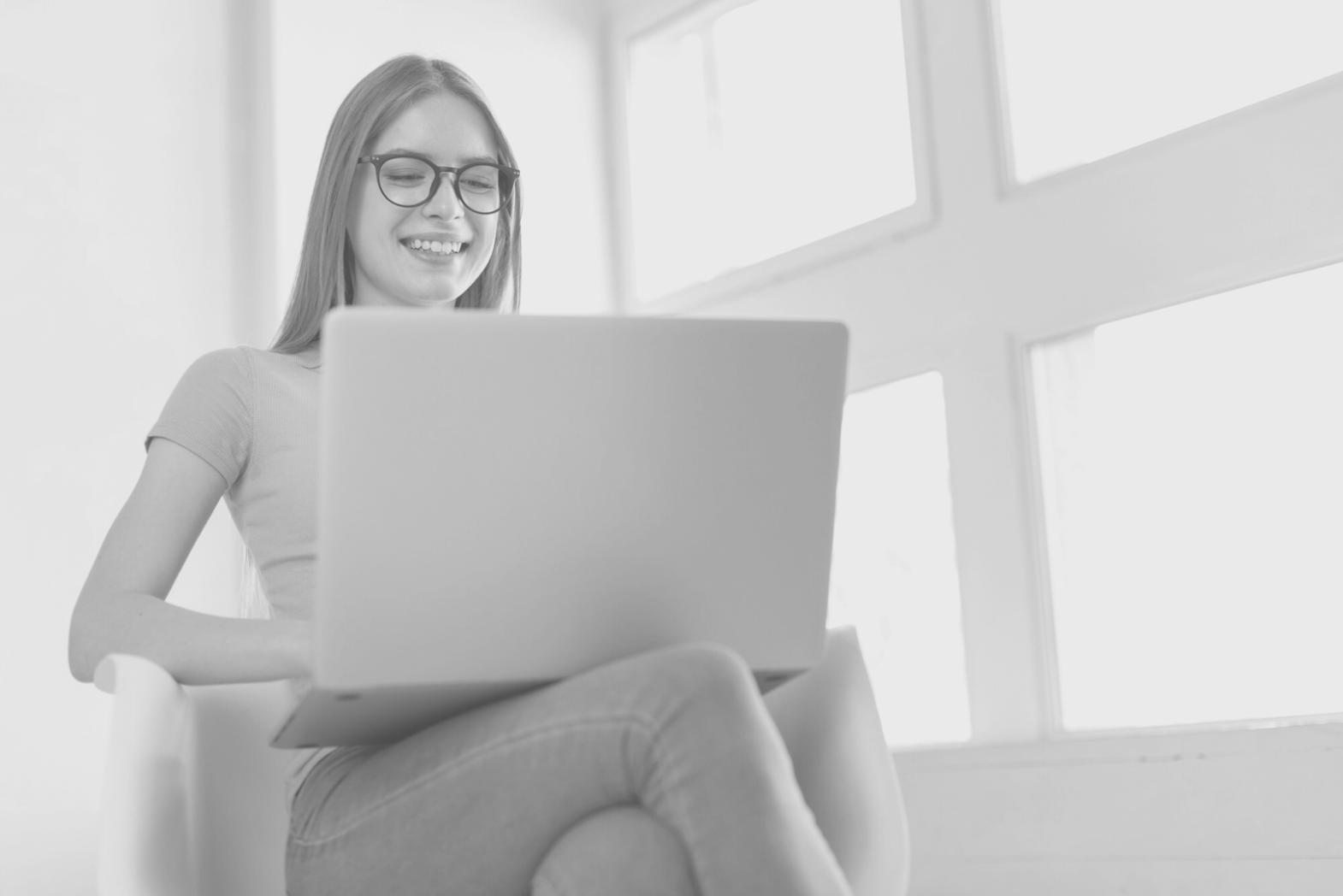 Schreibworkshop mit Teilnehmern in konzentrierter Arbeitsatmosphäre